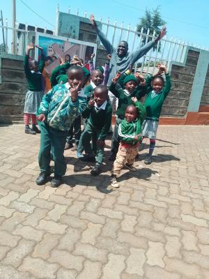 Erinnerungsfoto vor dem Schuleingang