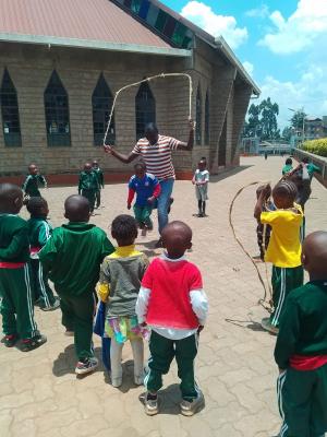 Bewegung und sportliche Aktivitäten auf dem Schulhof