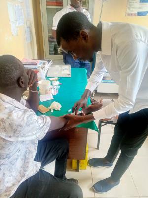 Gebe einem Patienten eine Spritze