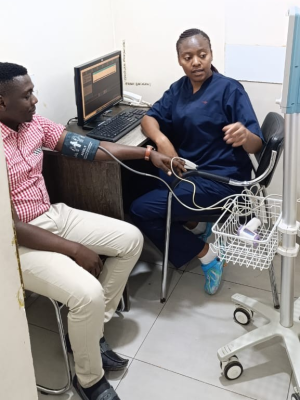 Messe dem Patienten den Blutdruck