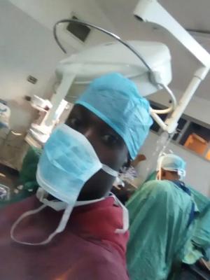 Assistiere während der Operation