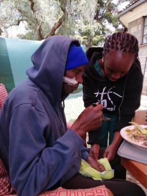 Unterstütze den Patienten beim Essen