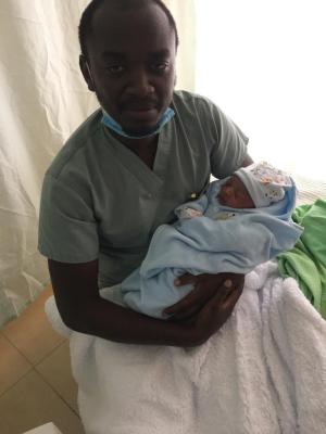 Zeige das richtige Halten des Babys