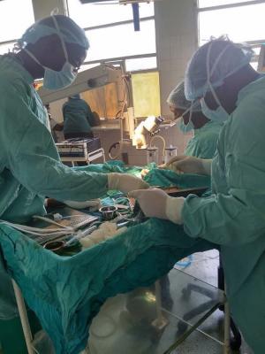 Bin OP-Pfleger bei Augenoperationen