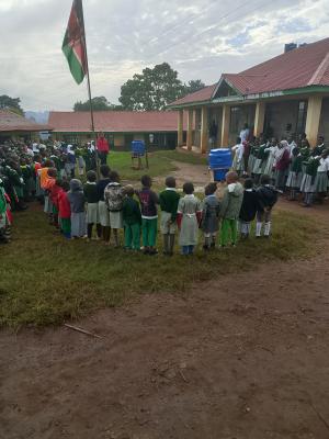 Nehme an der Flaggenhissungszeremonie teil