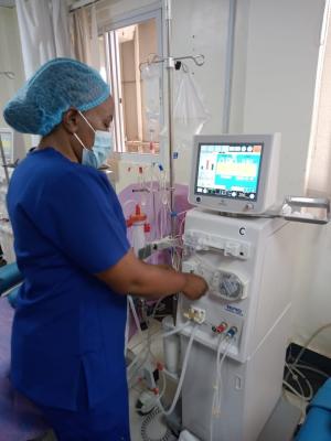 Bereite die Dialyse-Maschine vor