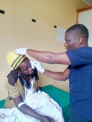 Reinige die Wunde des Patienten