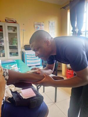 Verabreiche eine intravenöse Injektion