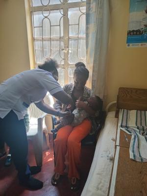 Führe die Immunisierung des Babys durch eine Impfspritze durch