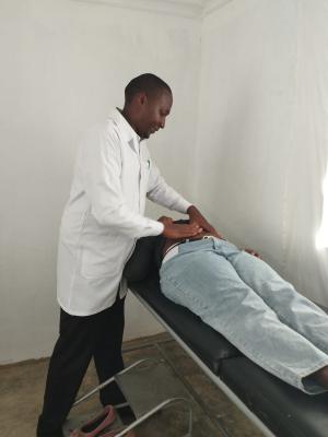 Führe eine körperliche Untersuchung durch