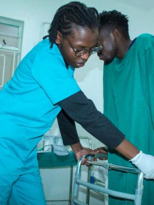 Unterstützung des Patienten beim Gehen